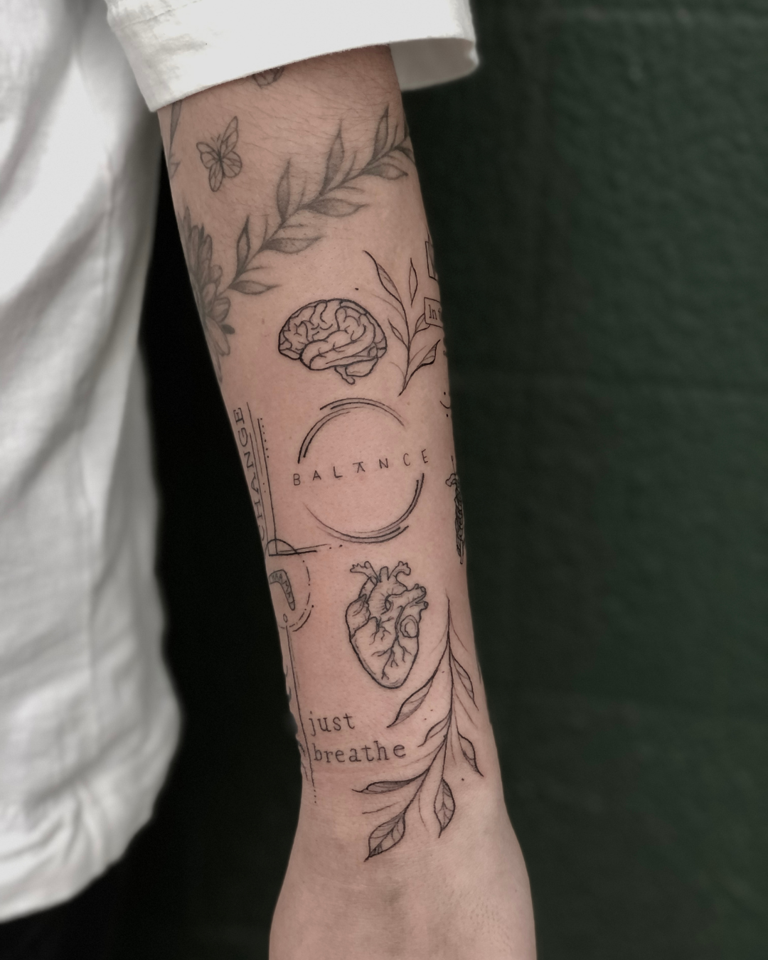 tatuagem delicada, traços finos, tatuagem feminina, tatuagem perto de mim, flash tattoo, tattoo, tatuagem no braço, florianópolis, fine art tattoo - 15