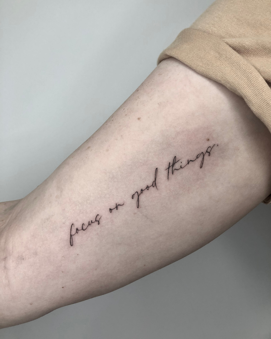 tatuagem delicada, traços finos, tatuagem feminina, tatuagem perto de mim, flash tattoo, tattoo, tatuagem no braço, florianópolis, fine art tattoo - 8