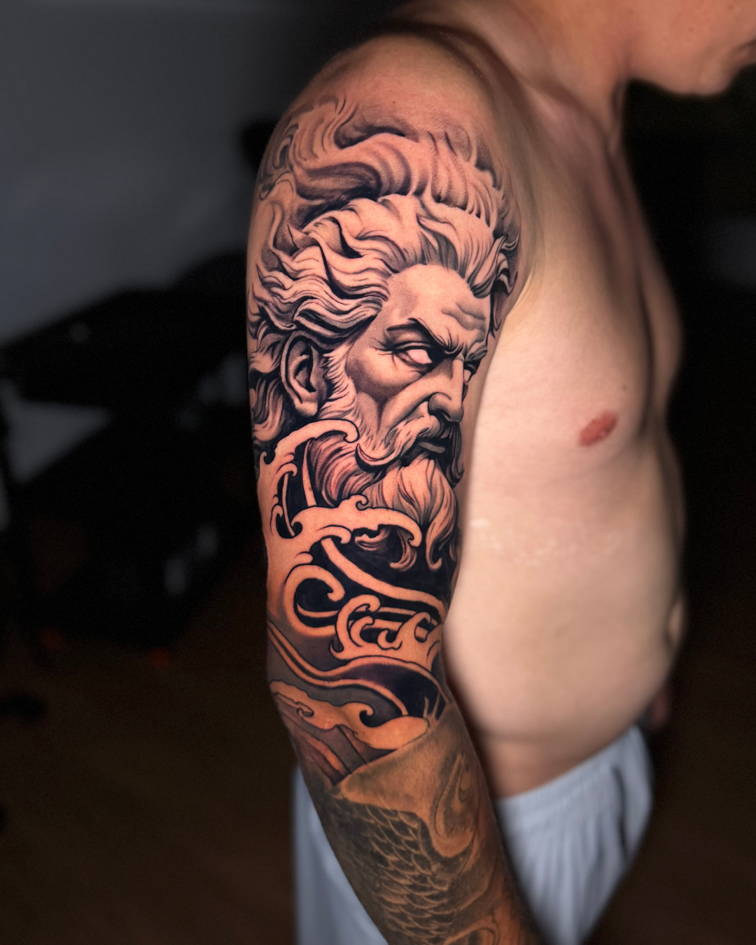 tatuagem masculina, tatuagem masculino, tatuagem, realismo, tattoo, piercing, foto de tatuagens masculinas, luzart, preto e cinza, tatuagem no braço masculino - 10