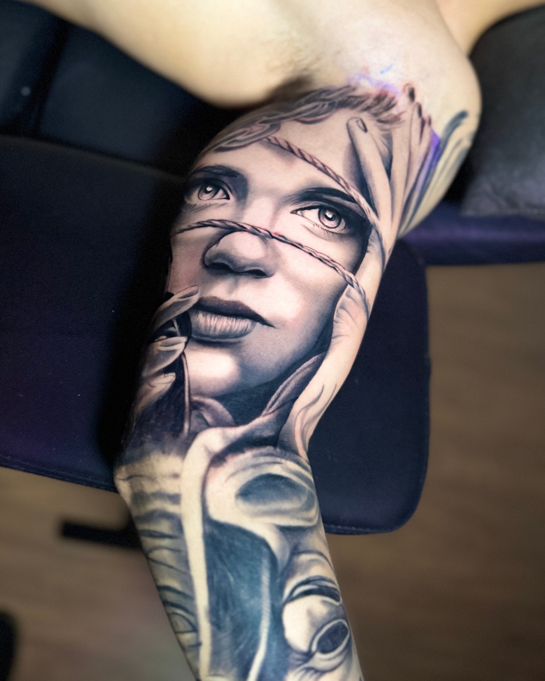 tatuagem masculina, tatuagem masculino, tatuagem, realismo, tattoo, piercing, foto de tatuagens masculinas, luzart, preto e cinza, tatuagem no braço masculino - 11