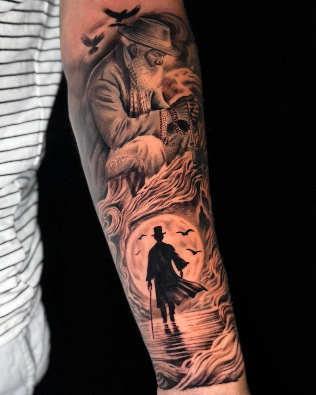 tatuagem masculina, tatuagem masculino, tatuagem, realismo, tattoo, piercing, foto de tatuagens masculinas, luzart, preto e cinza, tatuagem no braço masculino - 15