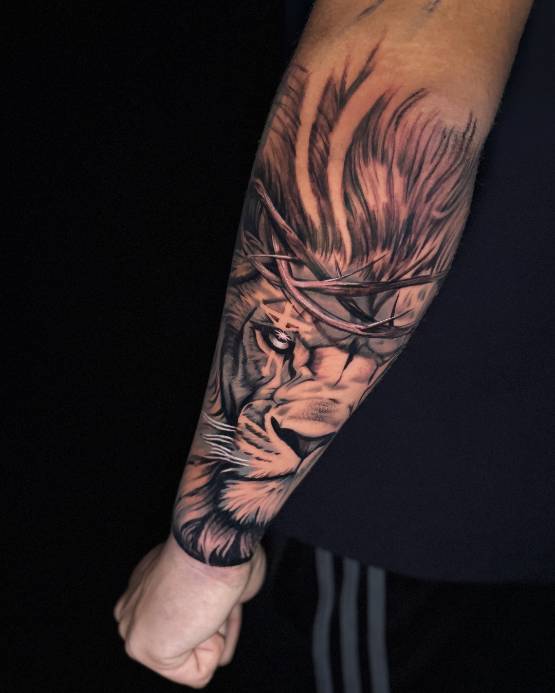 tatuagem masculina, tatuagem masculino, tatuagem, realismo, tattoo, piercing, foto de tatuagens masculinas, luzart, preto e cinza, tatuagem no braço masculino - 16