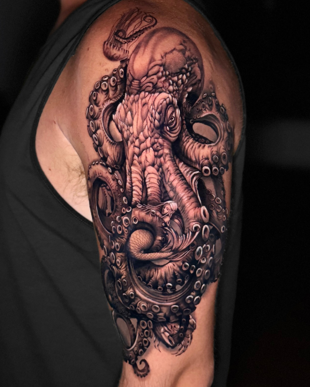tatuagem masculina, tatuagem masculino, tatuagem, realismo, tattoo, piercing, foto de tatuagens masculinas, luzart, preto e cinza, tatuagem no braço masculino - 8